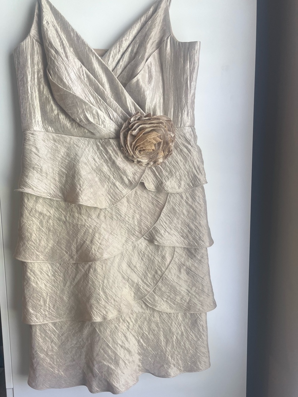 London Times size 8 Elegant Champagne Tiered V-Neck Dress with Floral Accent